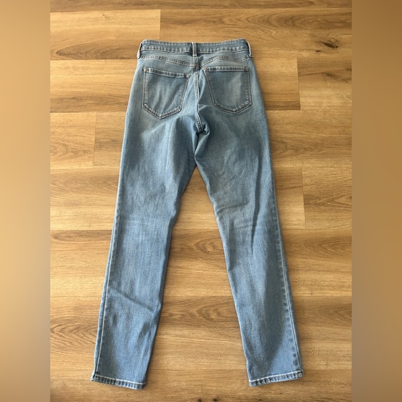 Old Navy Woman’s Power Slim Straight Jeans – Size 4, Light Wash- Like New - Picture 6 of 7